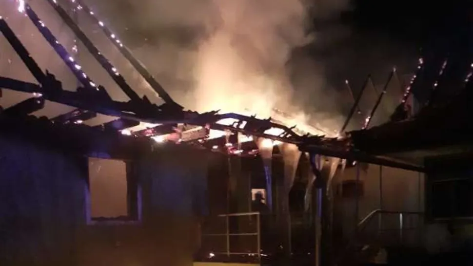 O persoană a ars de vie, după ce casa sa a fost mistuită de flăcări, în Mureș