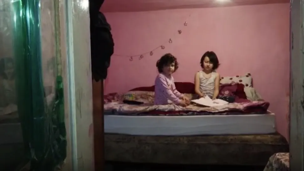 VIDEO | Poveste emoționantă: Copilăria pierdută a două surori abandonate de mamă 