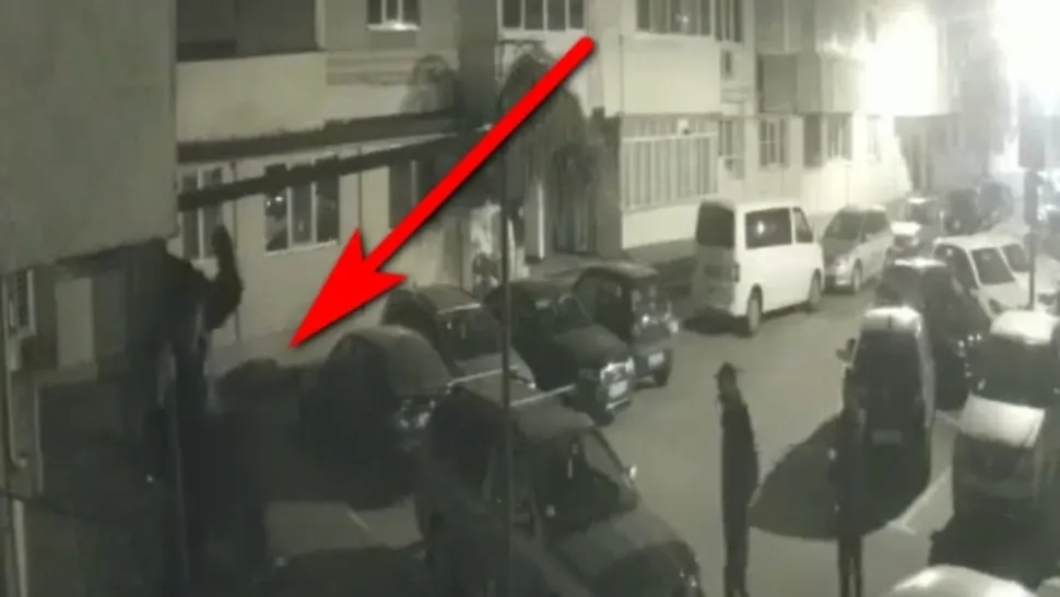 VIDEO | Spider-Man de Tecuci. S-a cățărat pe bloc și a furat o geacă, iar acum este căutat de poliţişti
