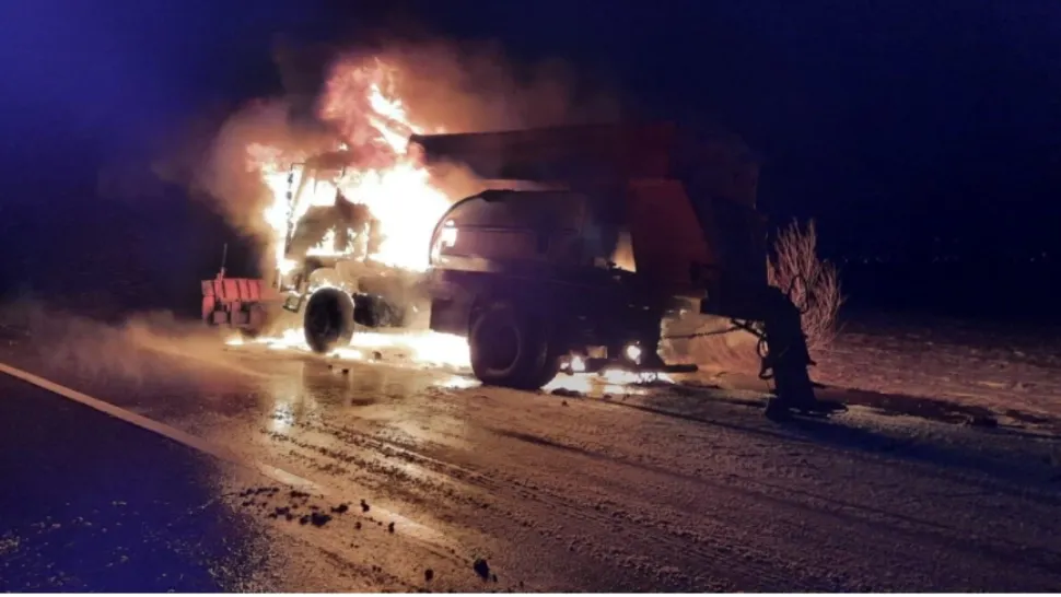 O autospecială de deszăpezire a luat FOC în mers, pe DN2! Șoferul s-a salvat în ultimul moment - Mașina a ars ca o torță