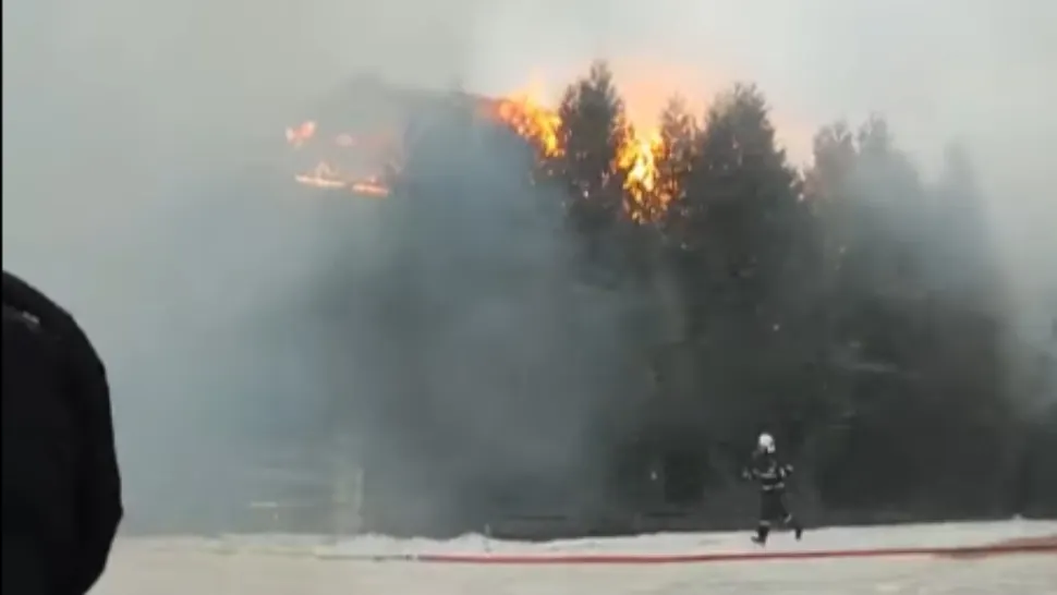Vilă cuprinsă de FLĂCĂRI, la Cheia: Cauzele incendiului, NECUNOSCUTE