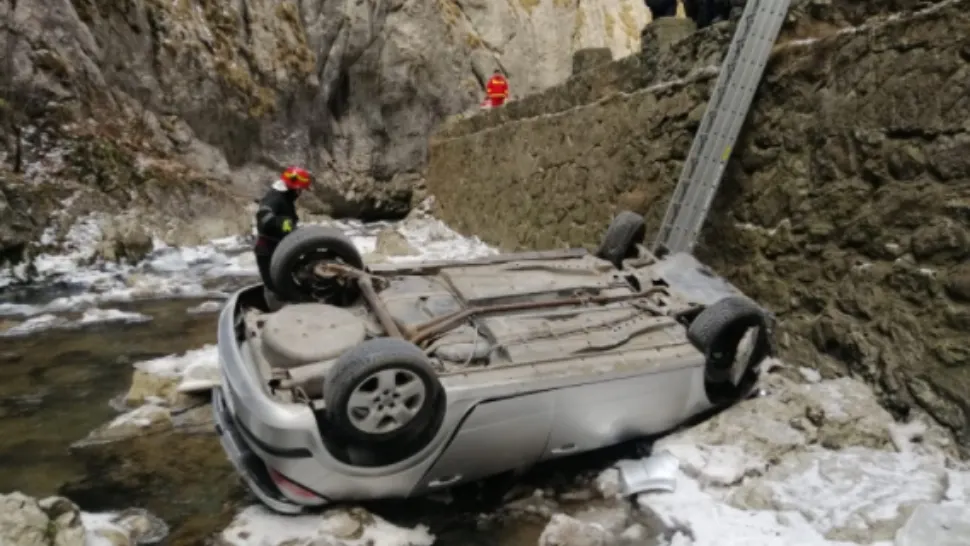 O mașină s-a răsturnat în râul Bicaz! Sunt 3 victime