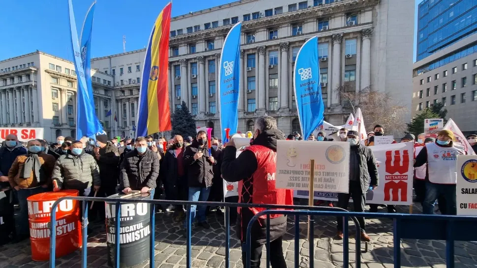 VIDEO/ PROTEST al salariaților Alro în fața sediului Ministerului Energiei. Oamenii cer DEMISIA ministrului Virgil Popescu