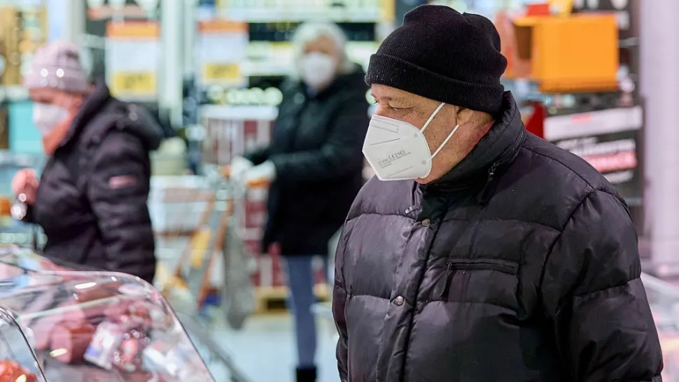 Ce sancțiuni vor primi cei care poartă mască din material textil sau de plastic, începând de astăzi. Ce înseamnă FFP2 