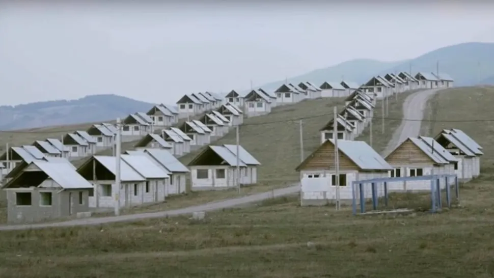 FOTO | O primărie din Bacău vinde case construite de Guvern cu 250 de euro bucata
