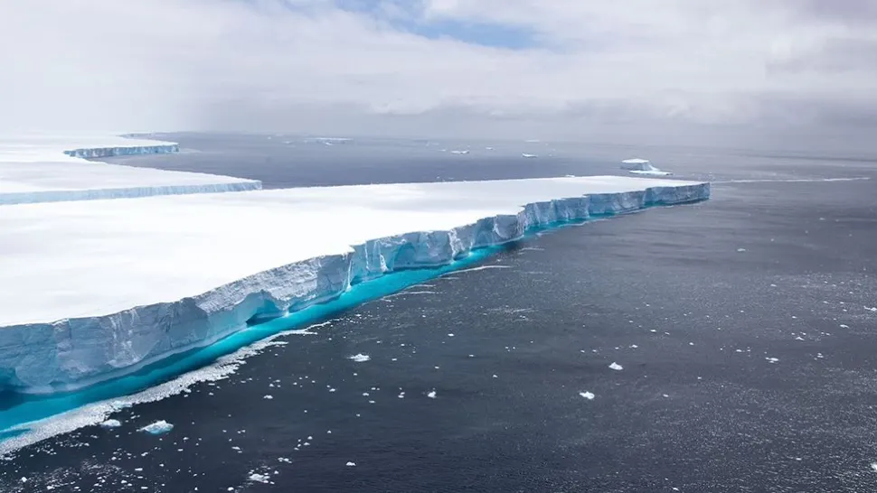 Un aisberg uriaș, desprins din Antarctica, a eliberat sute de miliarde de tone de apă dulce