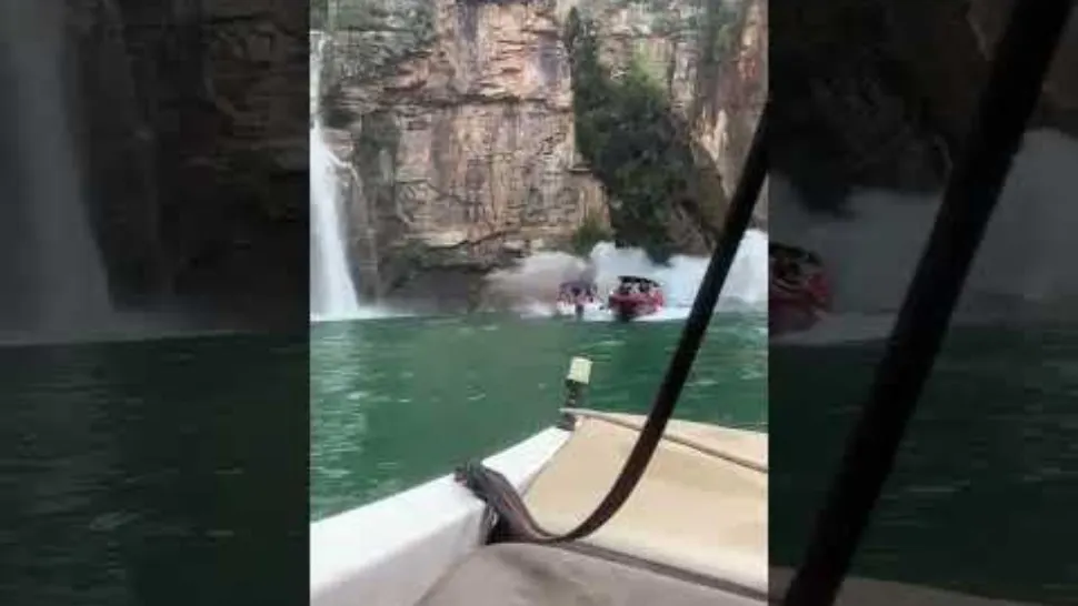 VIDEO - Un fragment uriaș de stâncă s-a prăbușit peste mai multe șalupe cu turiști - Cel puțin o persoană a murit și 15 sunt rănite