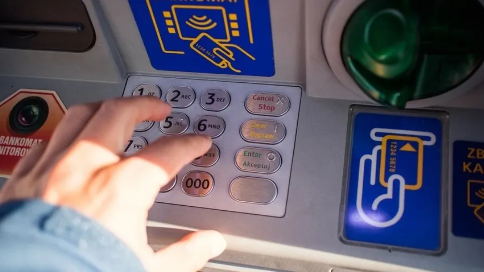 Jefuit și bătut în fața bancomatului, ziua în amiaza mare, în centrul orașului