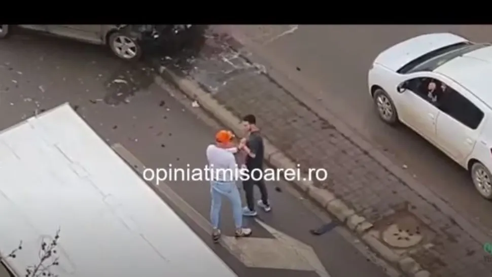 VIDEO |  Scene VIOLENTE în trafic! Tânăr șofer luat la bătaie de un taximetrist, după un accident. Imagini cu un puternic impact emoțional 