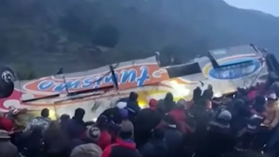 TRAGEDIE rutieră - Cel puțin 11 MORȚI după ce un autocar a căzut într-o prăpastie | VIDEO