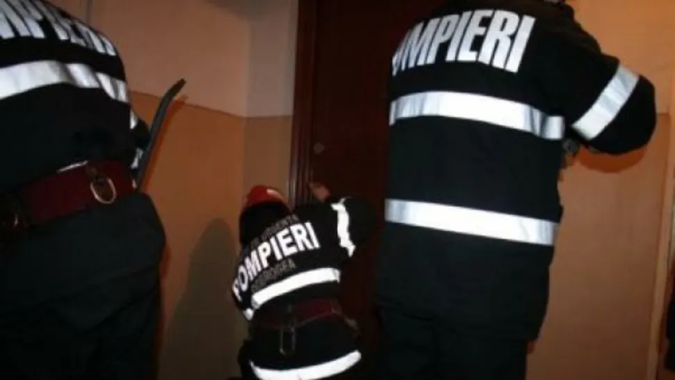Bătrân de 90 de ani, găsit căzut în casă. Pompierii au forțat ușa