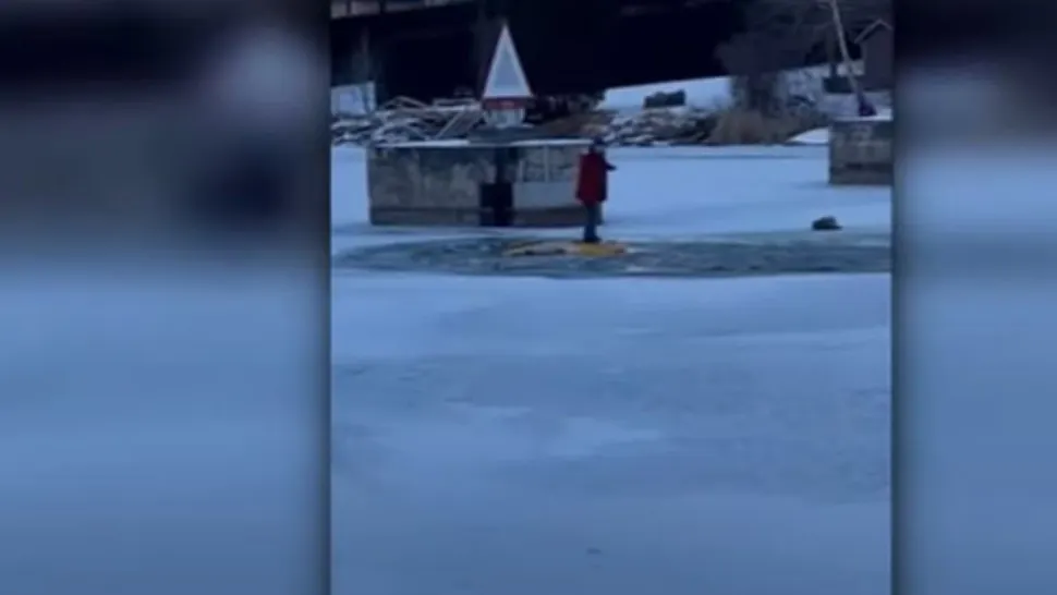 VIDEO | Culmea seflie-ului: Să-ți faci poză în timp ce mașina se scufundă în apele înghețate