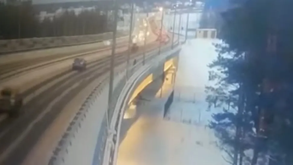 Un copil de 11 ani a murit ÎNGHEȚAT în drum spre școală! El a coborât din autobuz la o stație greșită și s-a rătăcit
