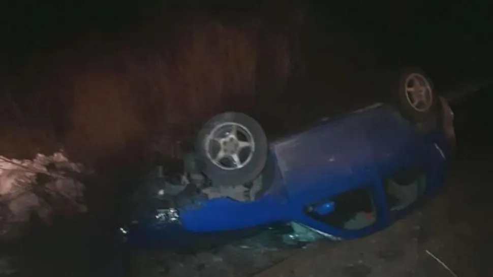 Un minor de 16 ani s-a răsturnat cu mașina pe calea ferată