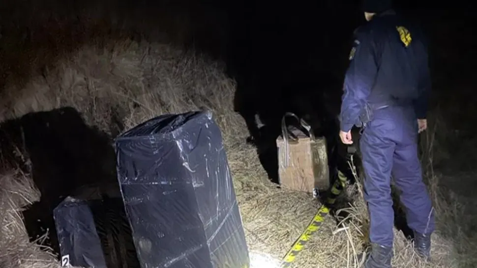FOCURI DE ARMĂ la frontiera cu Ucraina! Ţigări de contrabandă, în valoare de aproximativ 91.000 de lei, confiscate de polițiști