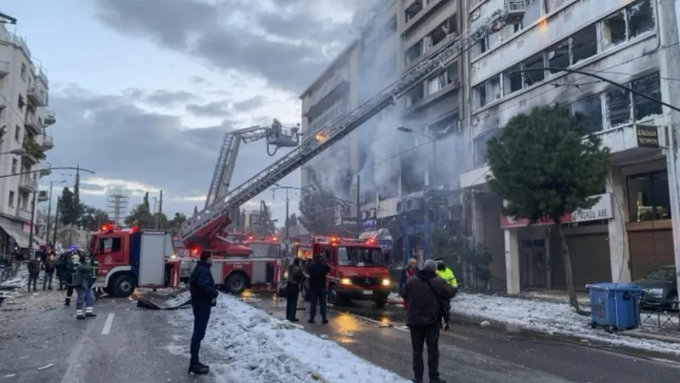 EXPLOZIE devastatoare urmată de incendiu în Atena - Cel puțin 3 victime și clădiri distruse | FOTO