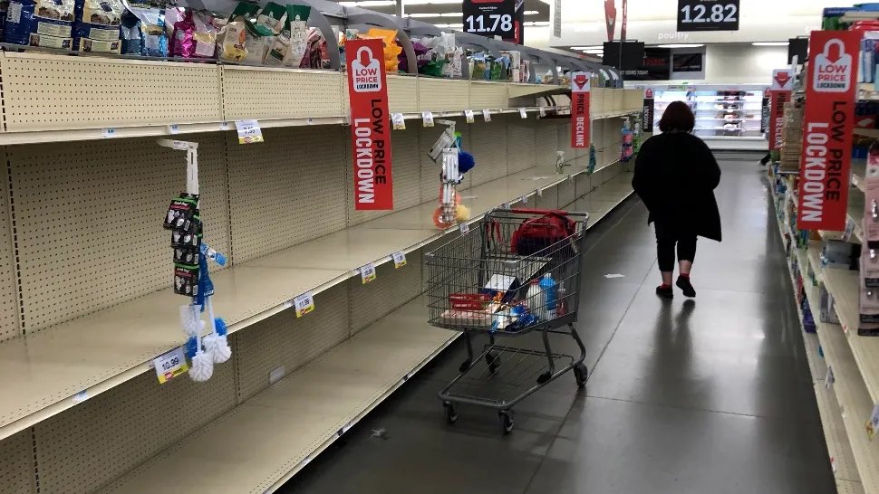 Ninsorile abundente și tulpina Omicron, golesc rafturile supermarketurilor din SUA 