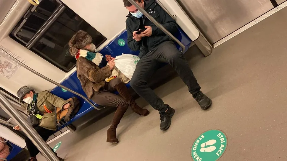 Mai mulți călători, împinși la metrou, în stația Lujerului - O femeie a fost reținută și trimisă la Spitalul de Psihiatrie Obregia