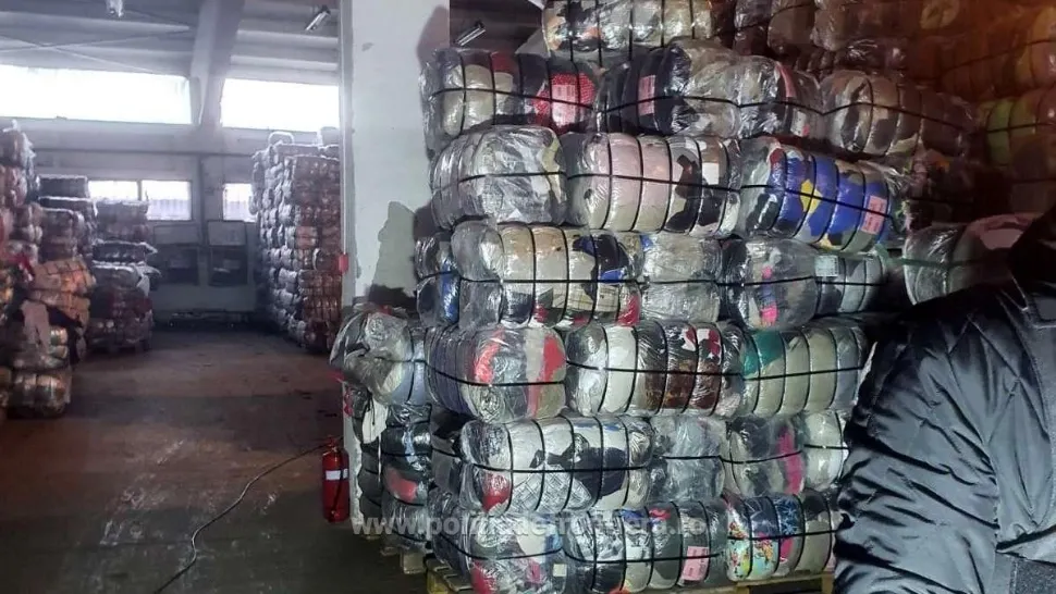 Oraș sufocat de deșeuri. Peste cinci sute de tone haine second-hand, descoperite în Târgu Mureş