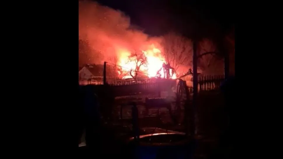 VIDEO | Un incendiu DEVASTATOR a mistuit o gospodărie din județul Neamț