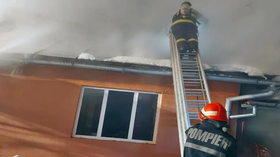 INCENDIU uriaș: O femeie și-a pierdut soțul și casa în foc - Flăcările au izbucnit din cauza unui coș de fum improvizat