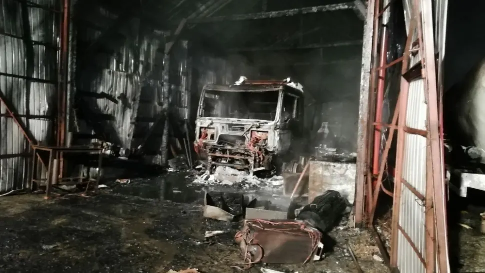 FOTO/VIDEO: Incendiu la hala unui service auto plin cu utilaje! Totul s-a făcut scrum