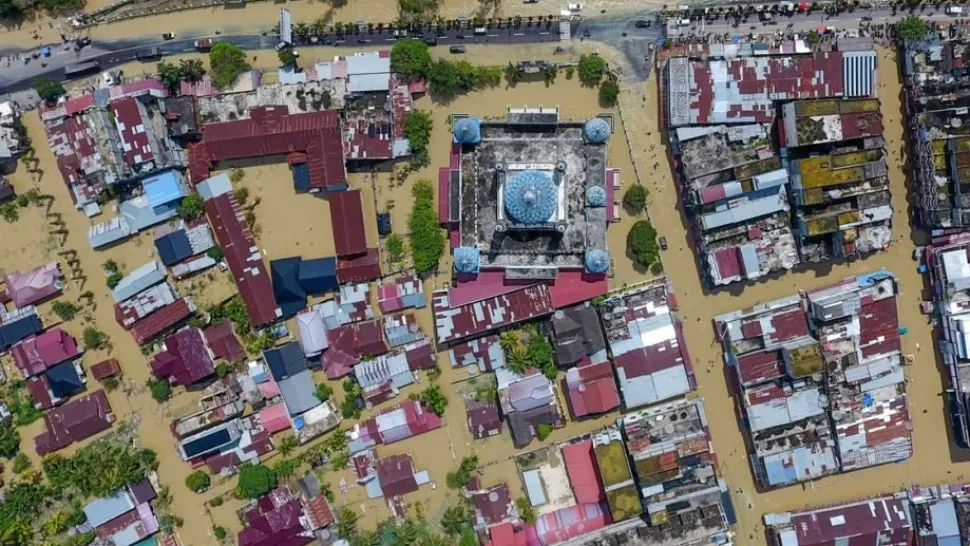 FOTO | Inundațiile fac ravagii în Indonezia! Doi copii au murit, zeci de mii de persoane au fost evacuate din calea apelor 
