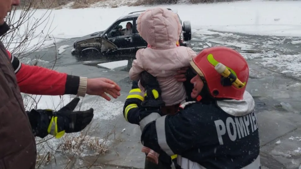 FOTO | Mamă și fiica de 3 ani, salvate din apa înghețată, după ce mașina în care se aflau a derapat în râul Mureș