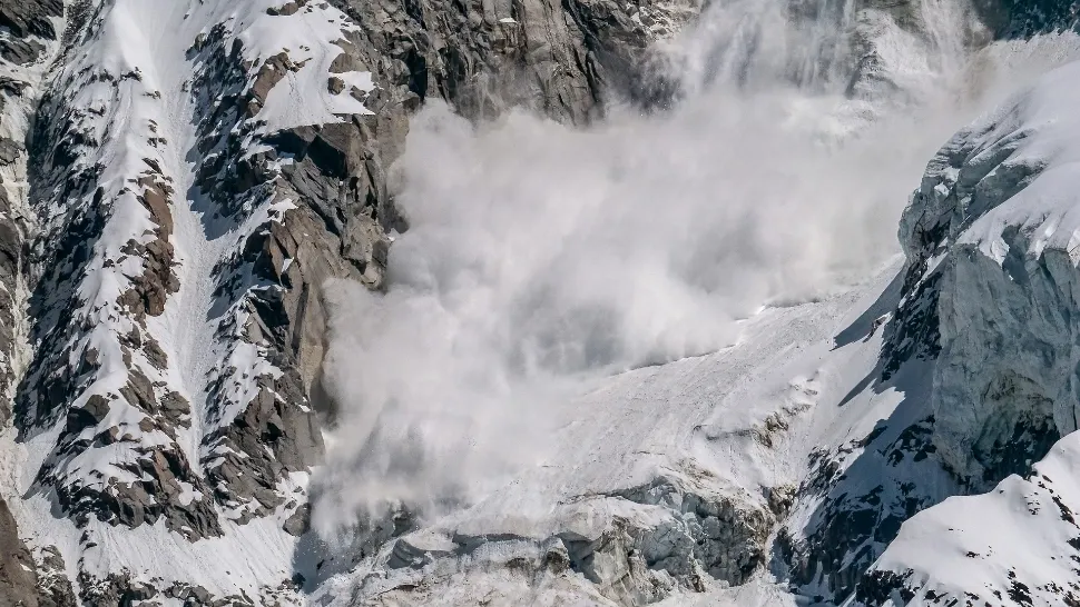 Risc mare de AVALANŞE în munţii Făgăraş. Avertismentul meteorologilor
