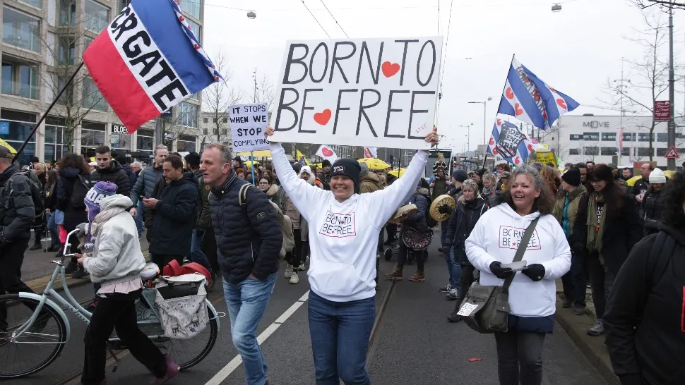 Proteste de amploare în Olanda împotriva campaniei de vaccinare și a restricțiilor pandemice
