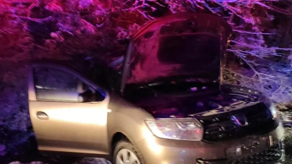 FOTO | Accident SPECTACULOS! O mașină s-a răsturnat pe raza localității Sucevița. Două persoane au ajuns la spital