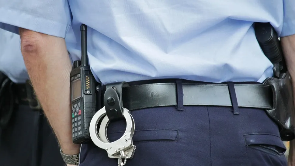 Un bărbat s-a dus la poliție după ce și-a auzit soția vorbind în somn despre ce făcea la serviciu