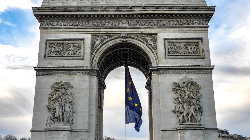 Drapelul UE, dat jos de pe Arcul de Triumf din Paris, în urma unor presiuni: Cum explică Guvernul situația