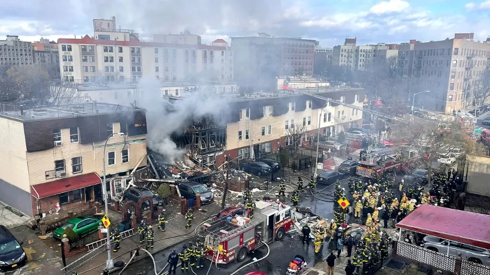 Explozie urmată de un incendiu devastator, la New York: un mort și 9 răniți, între care 5 polițiști