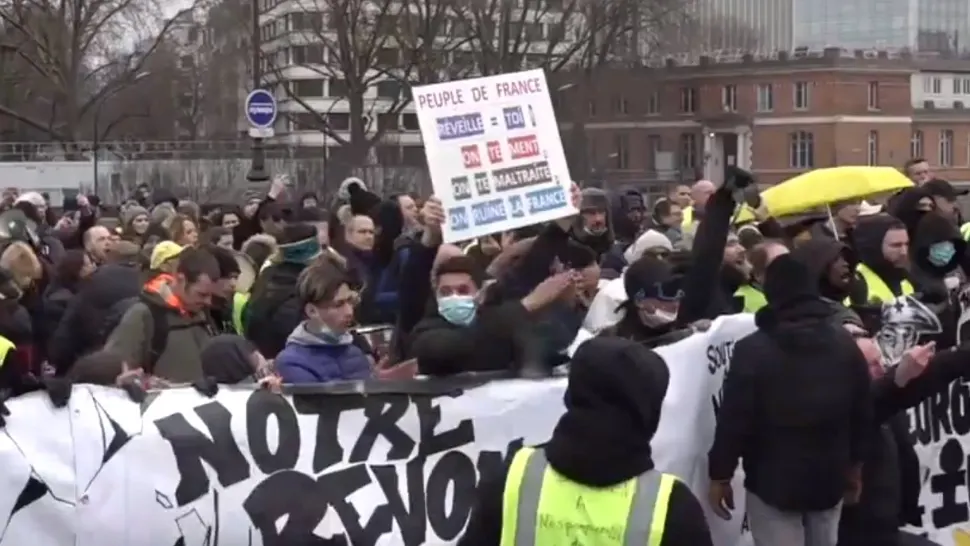 PROTESTE ample în Franța! Se cer eliminarea restricțiilor și DEMISIA lui Macron - Violențe cu jandarmii | VIDEO