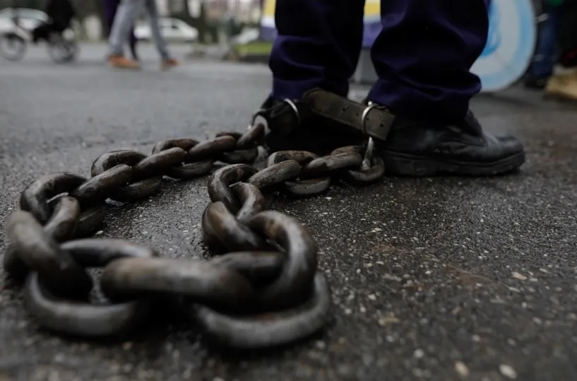PROTEST în lanțuri în fața Poliției Române, în Capitală - Se cere anchetarea șefului de Control Intern prins băut în 2020