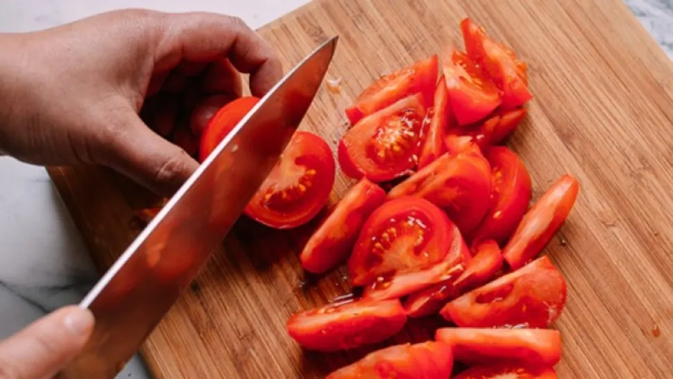 Salata revigorantă de roșii, ideală pentru perioada postului. Rețeta lui Radu Anton Roman
