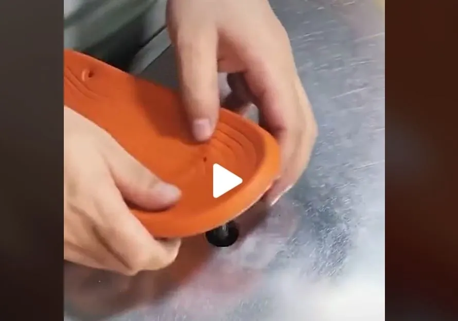 VIDEO – Cum se fabrică șlapii – Imaginile au devenit virale pe TikTok