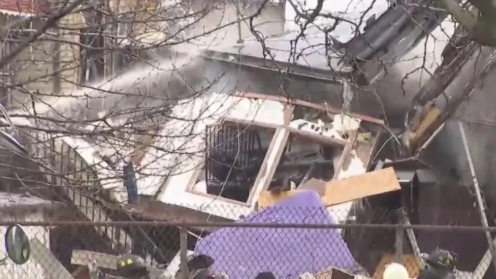 FOTO | Incendiu VIOLENT în New York! Un om a murit. Mai mulți pompieri și polițiști răniți. Clădirea s-a prăbușit 