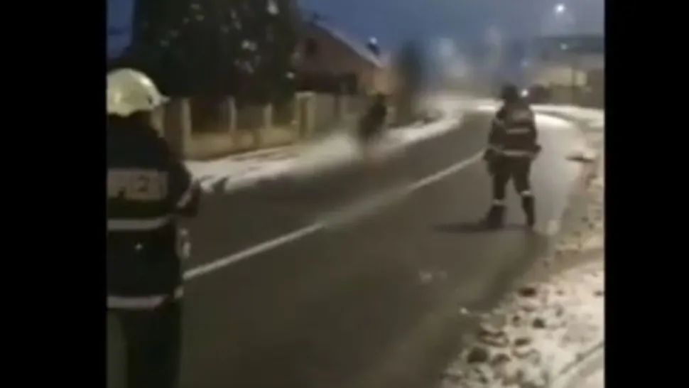 VIDEO Spectacol ridicol pe o șosea din Cluj. Un șofer s-a dezbrăcat în pielea goală, după ce a făcut accident