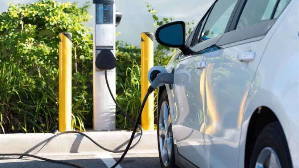 Amendă pentru că nu a plătit parcarea cât a stat cu mașina electrică la încărcat (FOTO)