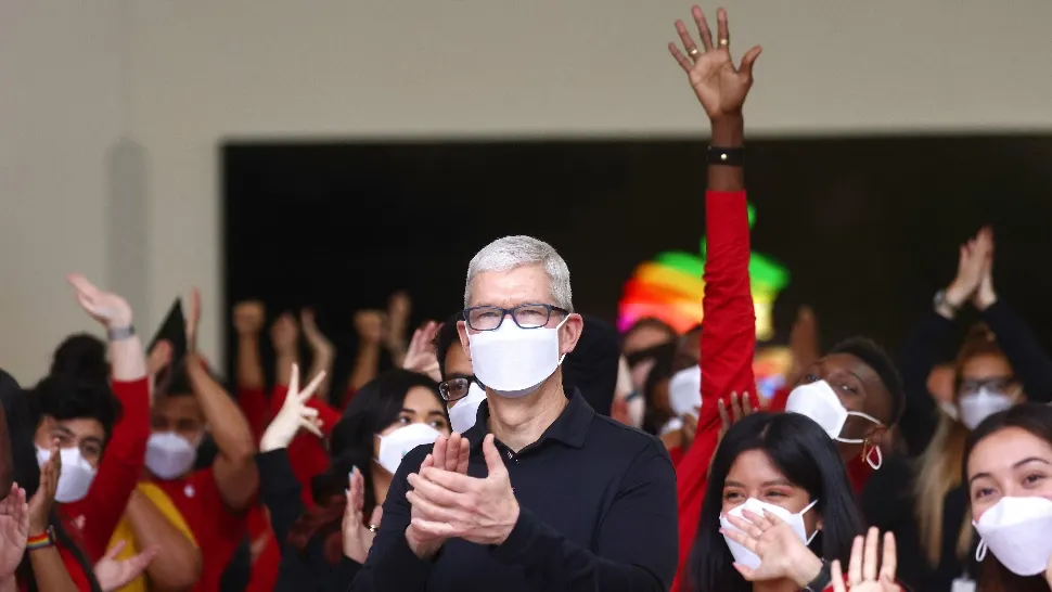Directorul Apple a câştigat de aproape 1.500 de ori mai mult decât un angajat obişnuit în 2021. Salariu astronomic al lui Tim Cook