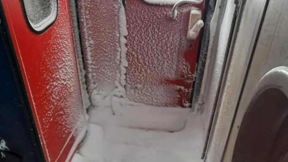 FOTO | Condiţii dezastruoase într-un tren CFR plin de zăpadă. Călătorii au îngheţat la -15 grade
