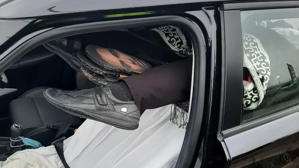 FOTO | Polițiștii din Marea Britanie, alertați că un șofer transportă un cadavru pe autostradă. Ce au găsit în mașină