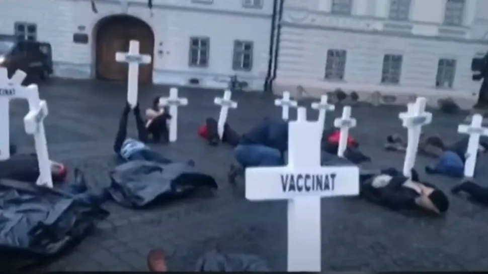 VIDEO - Protest antivaccin pentru susținerea lui Djokovic - Cruci aduse la manifestație
