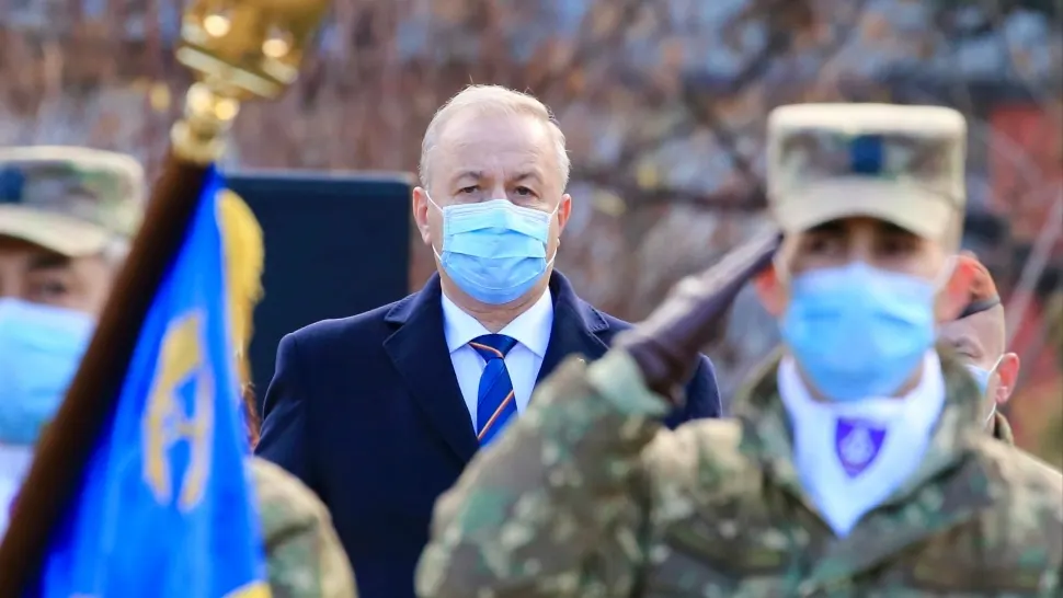 Scandalul măștii, aproape conformă, purtată de ministrul Apărării. Vasile Dîncu explică misterul. FOTO