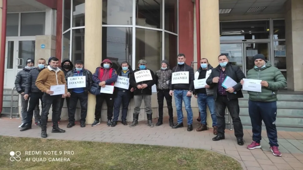 Le-a ajuns "cuțitul la os"! Angajați  ai Complexului Energetic Oltenia, în greva foamei în fața sediului companiei
