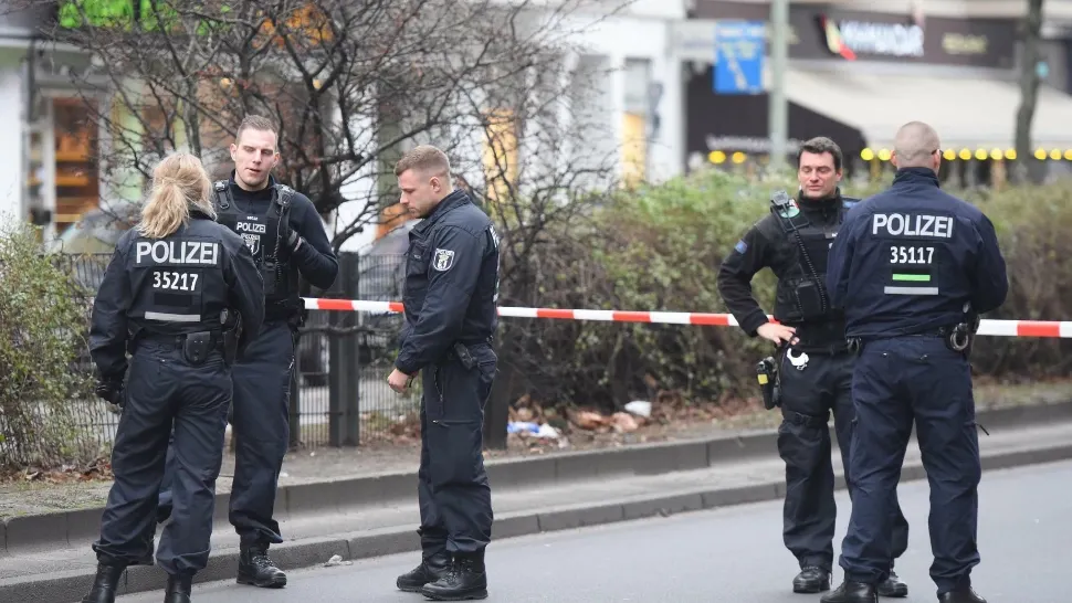 Tânăr aruncat de la etajul 3 pentru o relație de dragoste! Polițiștii au rămas uimiți când au aflat cine sunt autorii 