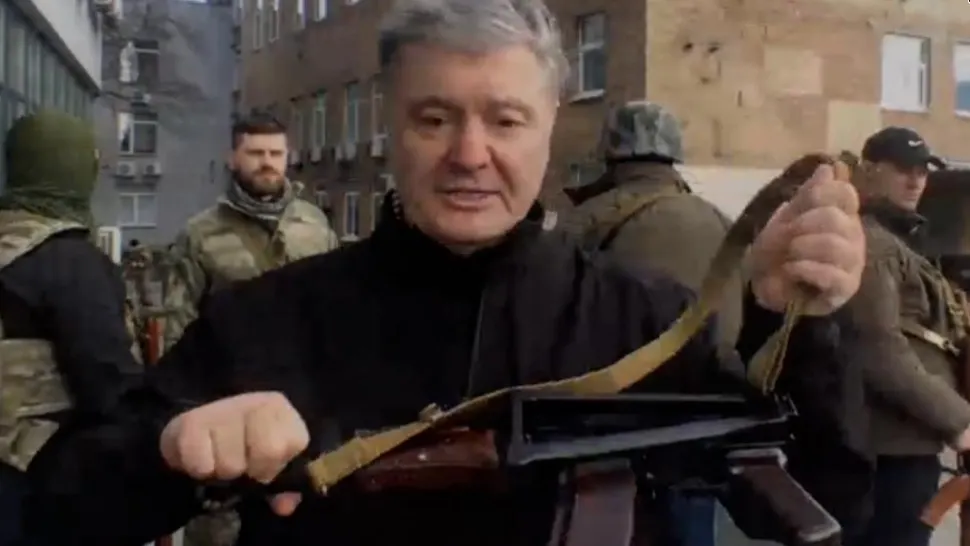 VIDEO | Fostul președinte ucrainean Petro Poroșenko, în stradă cu un Kalașnikov! Ce a declarat acesta 