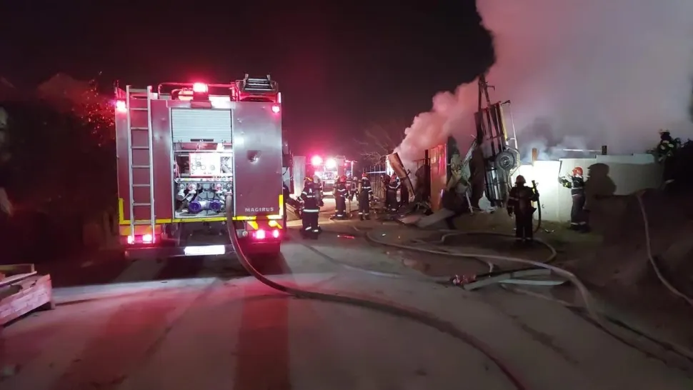 FOTO | Incendiu violent în Capitală: Un depozit de materiale de construcții a fost cuprins de flăcări